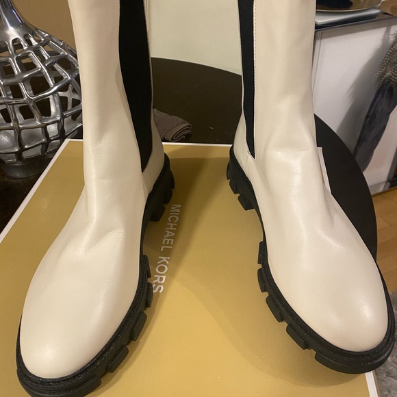 Michael Kors Ridley Chelsea boot. Light cream. Size 10m - Picture 1 of 6